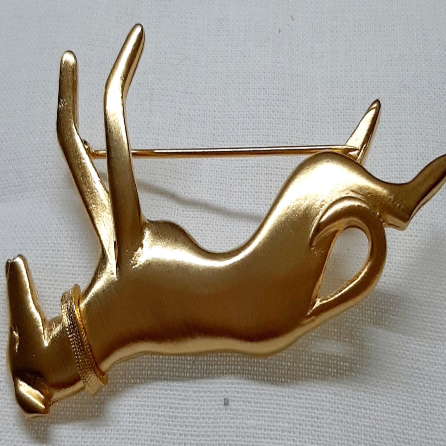 Hound Feet Up Broach/Pin